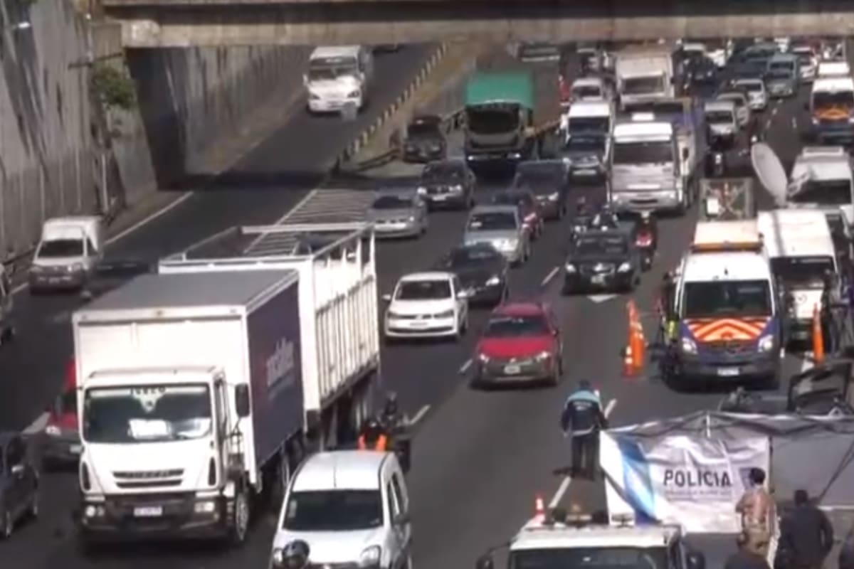 Un muerto y dos heridos al chocar dos autos en el Acceso Oeste, en Haedo