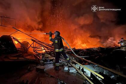 Un muerto y nueve heridos en ataques rusos en Jersón, Ucrania