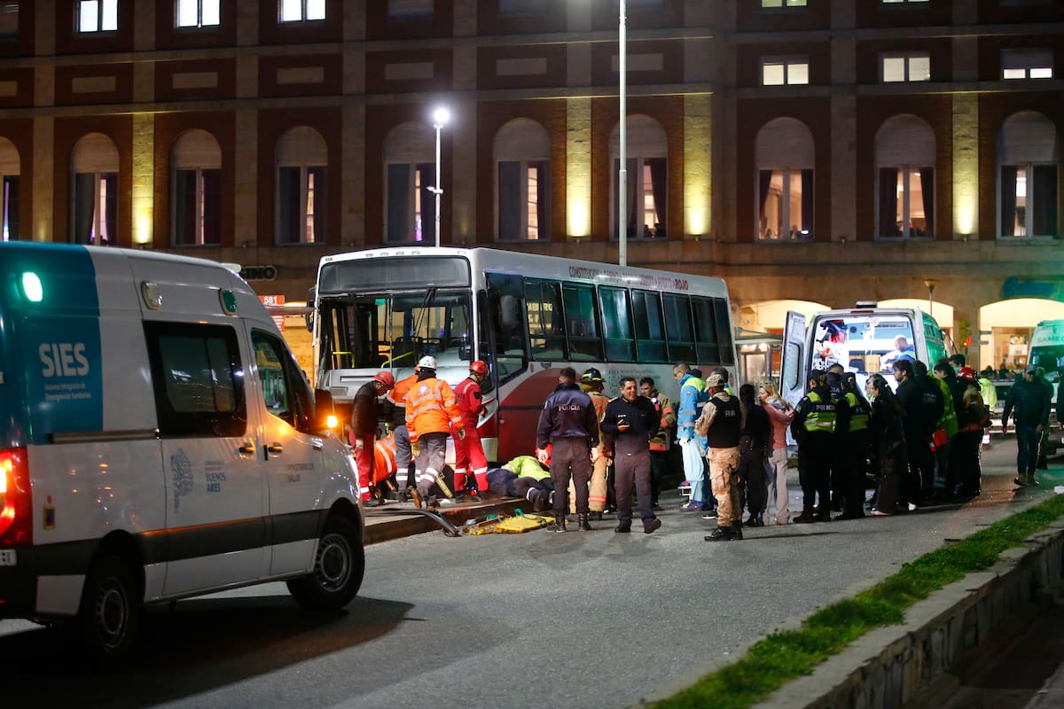 Um ônibus perdeu o controle em frente ao bulevar de Mar del Plata e atingiu diversas pessoas: uma pessoa morreu