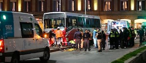 Un colectivo perdió el control en la rambla y arrolló a varias personas: una adolescente falleció