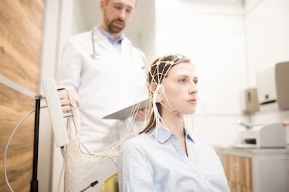 Un mujer con electrodos para el monitoreo de la actividad cerebral, un dispositivo que promete evolucionar con nuevos formatos y formas de uso gracias a los últimos avances tecnológicos