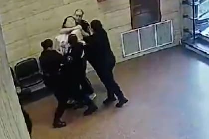 Un mujer de 30 años intentó quitarle el arma reglamentaria a una agente de Policía dentro del Tribunal Provincial de Rosario