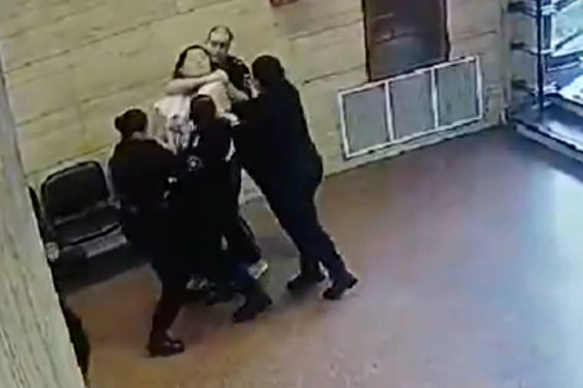 Un mujer de 30 años intentó quitarle el arma reglamentaria a una agente de Policía dentro del Tribunal Provincial de Rosario