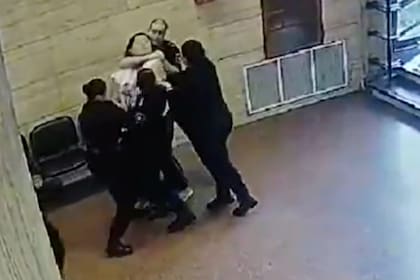 Un mujer de 30 años intentó quitarle el arma reglamentaria a una agente de Policía dentro del Tribunal Provincial de Rosario