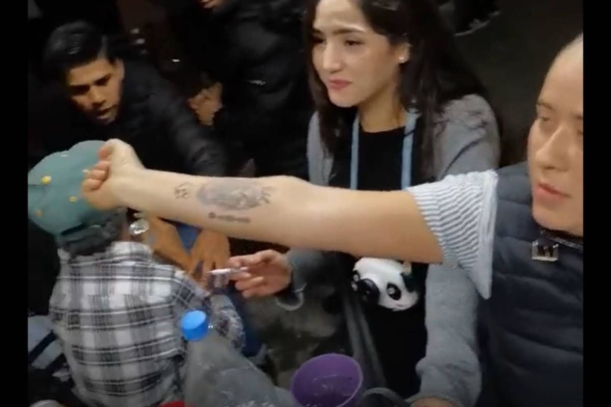 Un mujer se hizo un particular tatuaje en el brazo (Captura video)