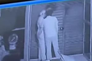 Un mujer se llevó la peor sorpresa al revisar las cámaras de seguridad de su casa (Captura video)