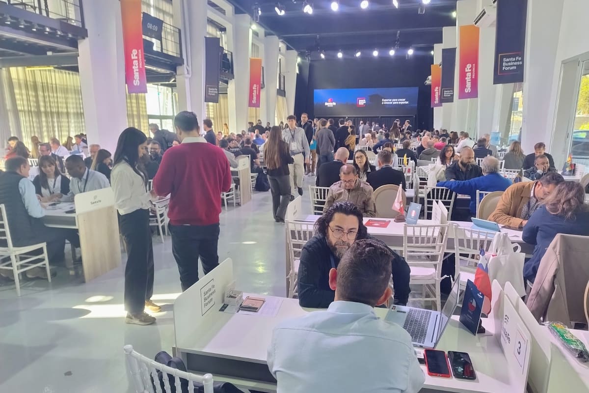 Un multitudinario foro de negocios frente al Río Paraná