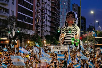 Una muñeca inflable de Cristina Kirchner en medio del público, en el acto de cierre de campaña en Córdoba