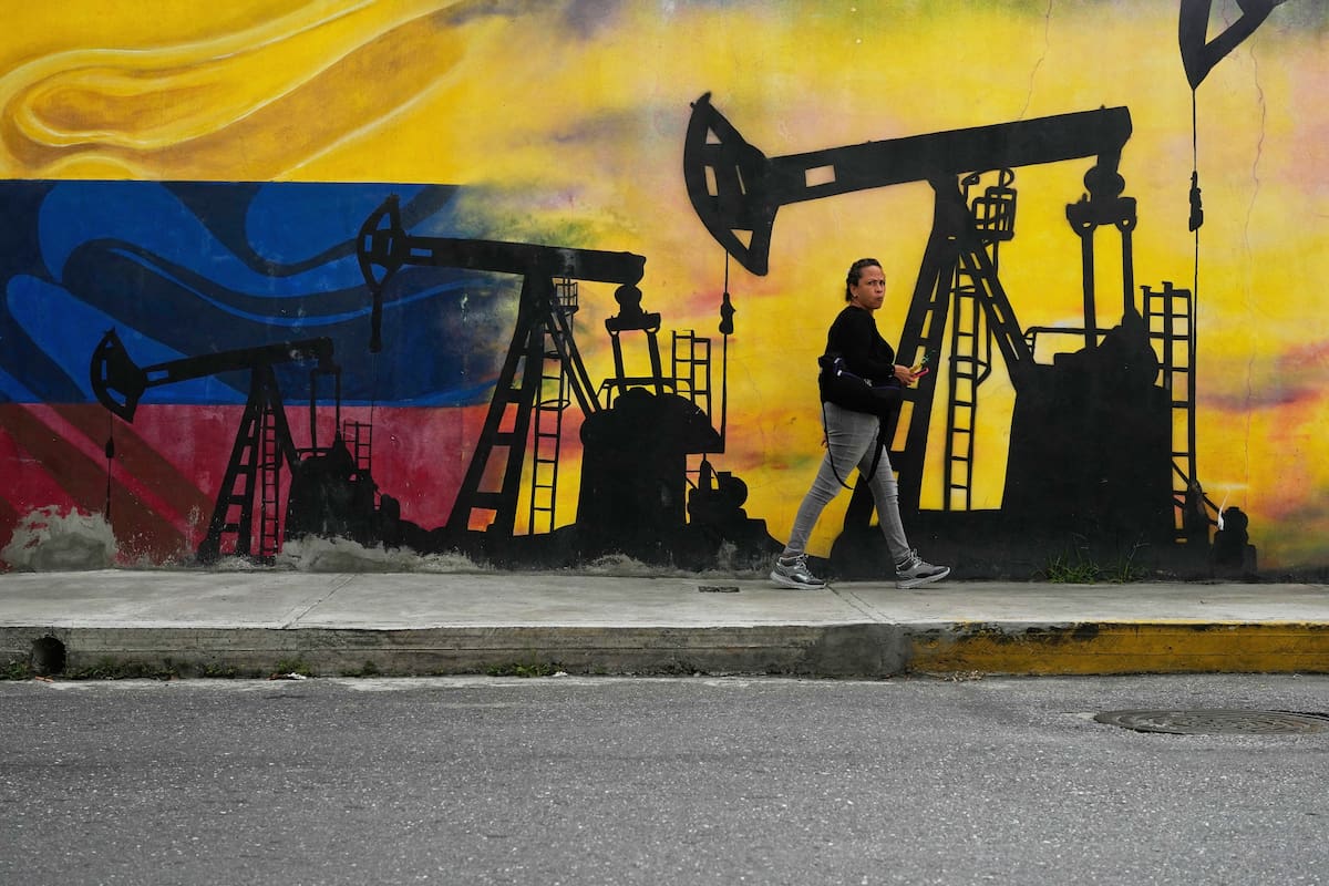 Un mural con imágenes de infraestructura petrolera en Caracas, Venezuela, el 6 de enero del 2026
