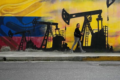 Un mural con imágenes de infraestructura petrolera en Caracas, Venezuela, el 6 de enero del 2026