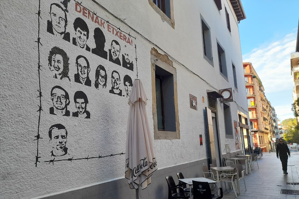 Un mural con la docena de presos de Hernani que todavía están en la cárcel