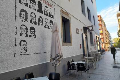Un mural con la docena de presos de Hernani que todavía están en la cárcel