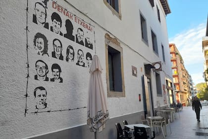 Un mural con la docena de presos de Hernani que todavía están en la cárcel