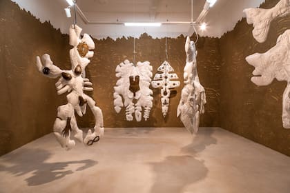 Un mural de barro de Manuel Brandazza, similar al que creó en Pasto en 2022, se exhibirá en Art Basel Miami Beach