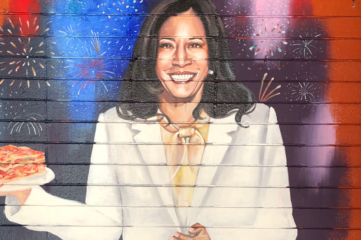 Un mural de la comunidad de Oakland recuerda con orgullo que allí nació la candidata demócrata