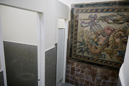 Un mural de venecitas dentro de un baño, un signo de otros tiempos