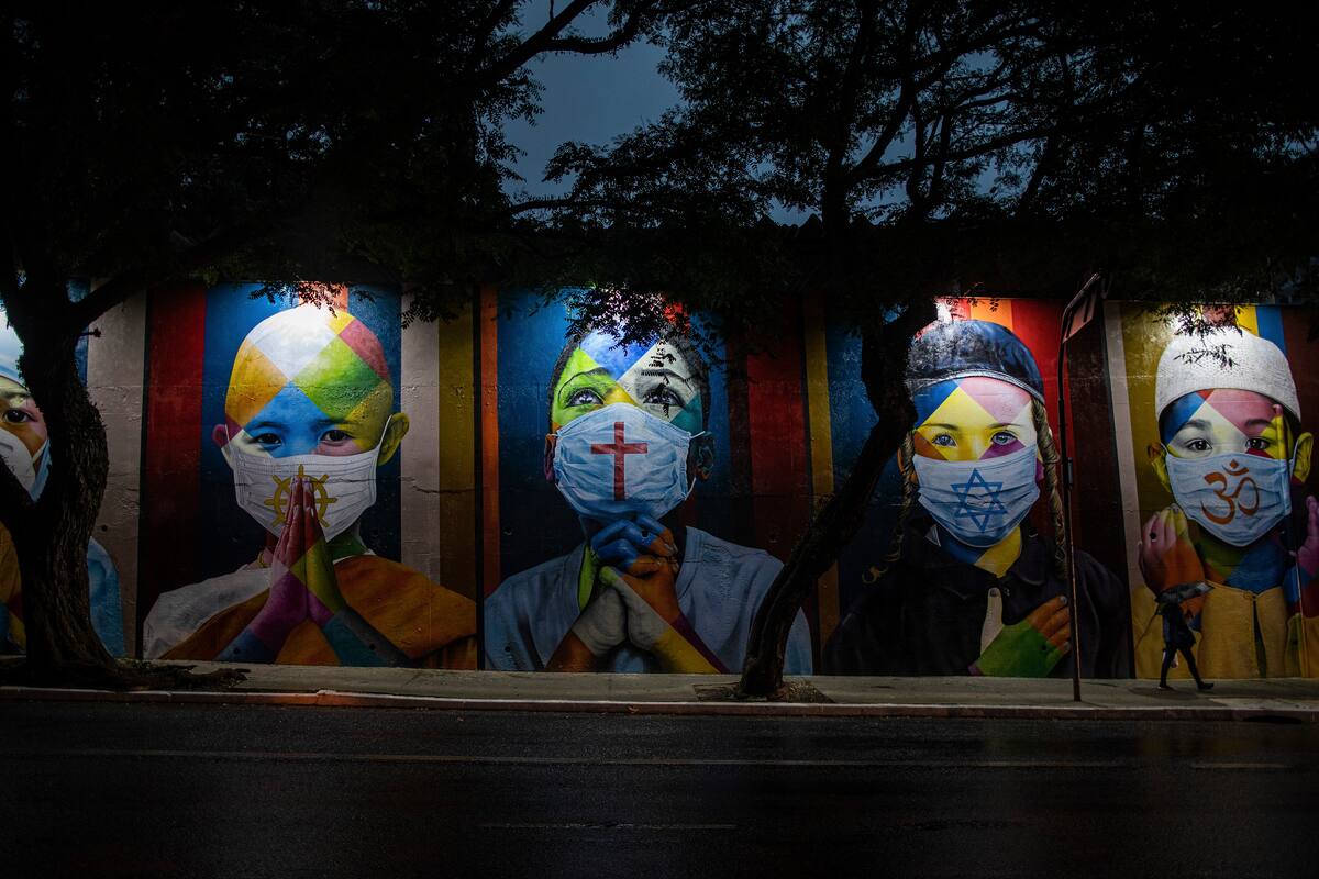 Un mural del artista Eduardo Kobra en honor a las víctimas del Covid-19 en San Pablo