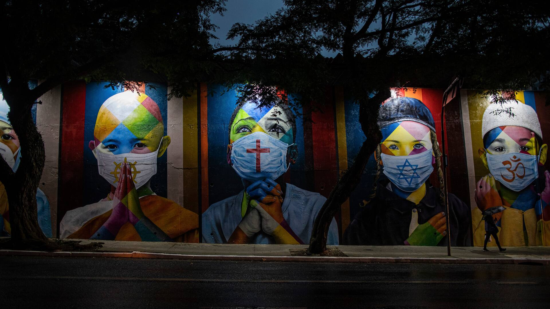 Un mural del artista Eduardo Kobra en honor a las víctimas del Covid-19 en San Pablo, Brasil