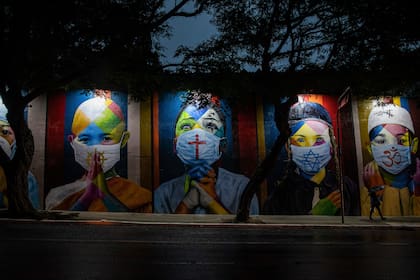 Un mural del artista Eduardo Kobra en honor a las víctimas del Covid-19 en San Pablo