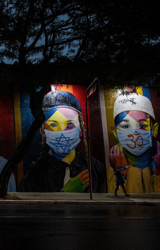Un mural del artista Eduardo Kobra en honor a las víctimas del Covid-19 en San Pablo, Brasil
