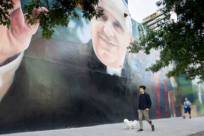 Un mural del papa Francisco, en Alberdi esquina Carabobo, Flores