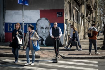 Un mural del presidente Vladimir Putin de Rusia junto con la palabra serbia para "hermano", en Belgrado, Serbia.