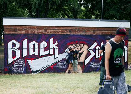 Un mural en Birmingham, adonde los fans llegaron para tomarse fotografías, antes del concierto final de Black Sabbath