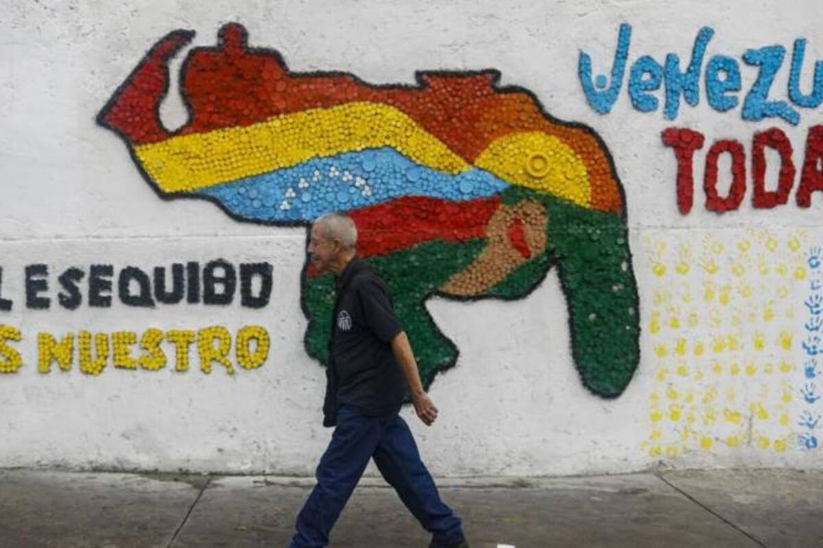 Un mural en Caracas con el mapa modificado con del Esequibo