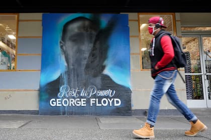 Un mural en homenaje a George Floyd en Seattle