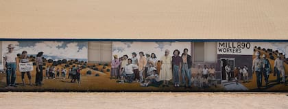 Un mural en honor a los trabajadores del acero en Bayard, Nuevo México (Wikimedia Commons/John Fowler)