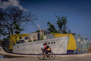 Un mural en las afueras de La Habana del artista José Antonio Rodríguez Fuster retrata los tiempos heroicos de la revolución cubana