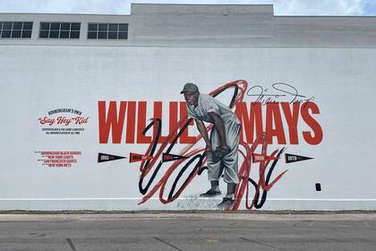 Un mural muestra a Willie Mays en el centro de Birmingham, Alabama, el miércoles 19 de junio de 2024, un día después de su deceso (AP Foto/Alanis Thames)