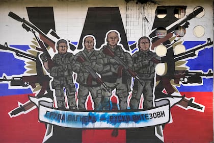 Un mural que representa a mercenarios del Grupo Wagner de Rusia en el que se lee: "Grupo Wagner - caballeros rusos"