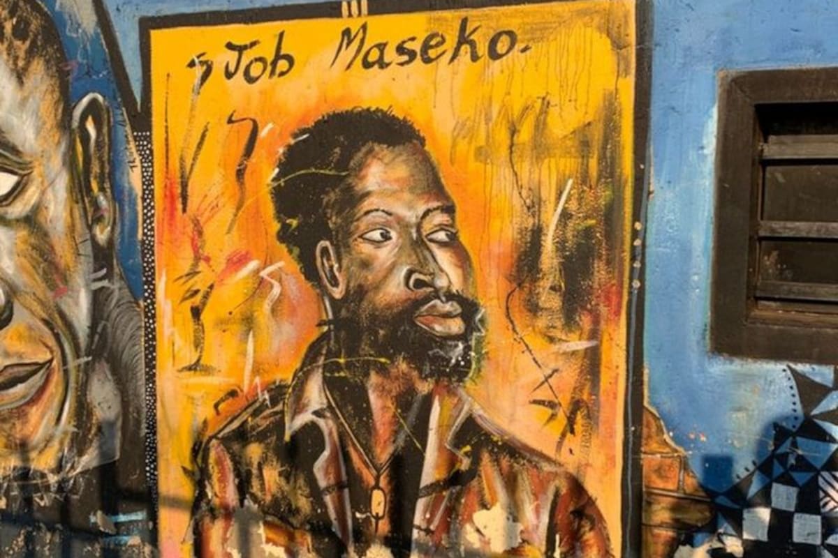 Un mural recuerda a Maseko en su ciudad natal de Springs