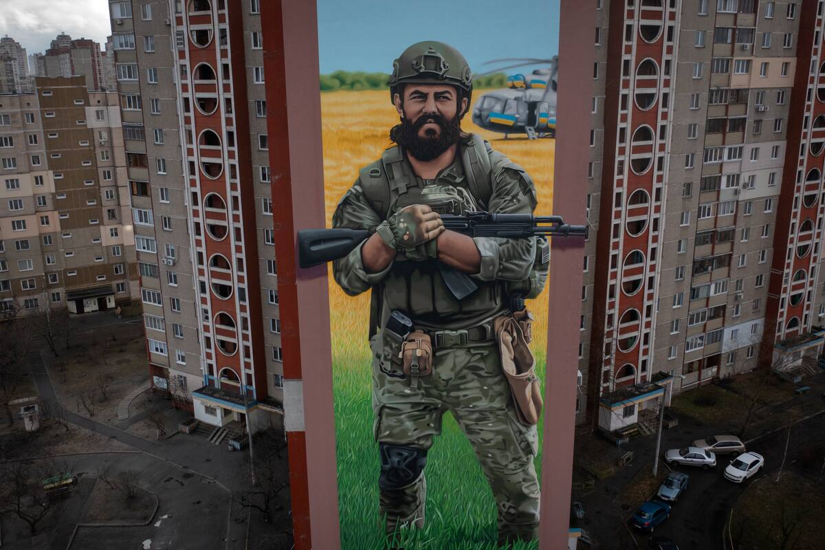 Un mural sobre un edificio de apartamentos muestra al soldado voluntario ucraniano Maksym Yalovtsov, de 32 años, en Kiev, Ucrania, el 5 de febrero de 2024. Yalovtsov, apodado Regbist (jugador de rugby), entrenador de lucha y miembro de los ultras del Dynamo de Kiev, murió en combate contra las fuerzas rusas en 2022. (AP Foto/Efrem Lukatsky)