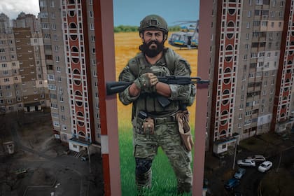 Un mural sobre un edificio de apartamentos muestra al soldado voluntario ucraniano Maksym Yalovtsov, de 32 años, en Kiev, Ucrania, el 5 de febrero de 2024. Yalovtsov, apodado Regbist (jugador de rugby), entrenador de lucha y miembro de los ultras del Dynamo de Kiev, murió en combate contra las fuerzas rusas en 2022. (AP Foto/Efrem Lukatsky)