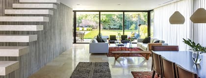 Lo ideal es que los ambientes de la casa no cuenten con demasiado vidrio interior o superficies oscuras ya que esto hace que se esos espacios se perciban oscuros