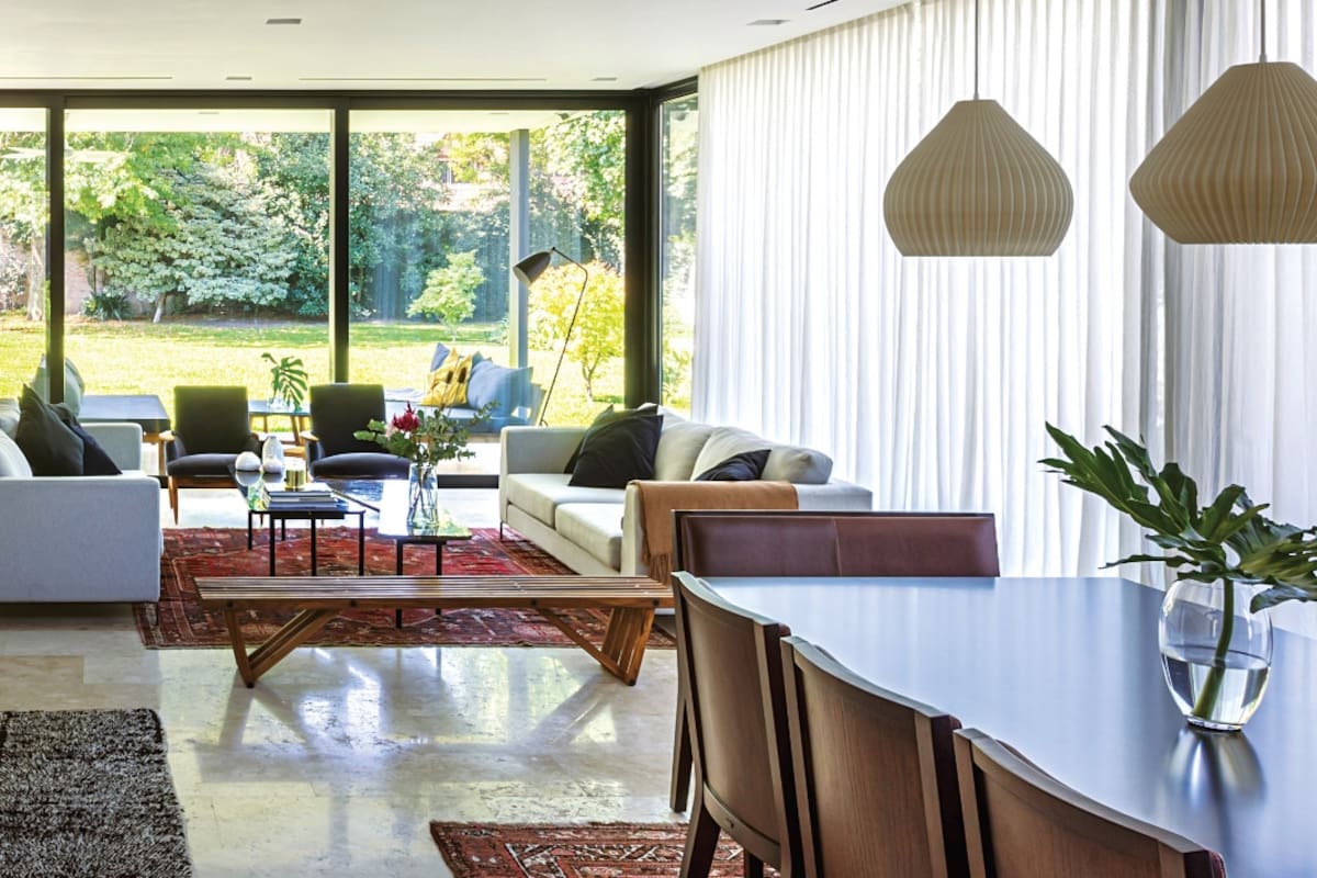 Un muro de hormigón atraviesa los espacios de esta casa en un recorrido dinámico, pleno de luz natural y signado por la presencia del mejor diseño.