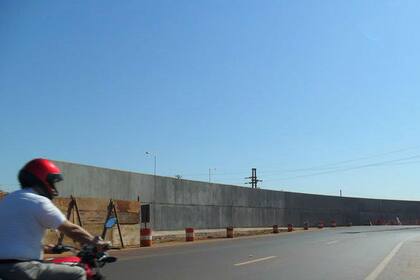 Un muro separa a Posadas con Paraguay
