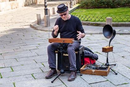 Un músico callejero tocando el theremin