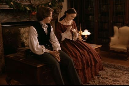 Un muy joven Christian Bale junto a Winona Ryder en la noventosa adaptación de Mujercitas