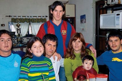 Un muy joven Lionel Messi con toda su familia, una imagen del álbum