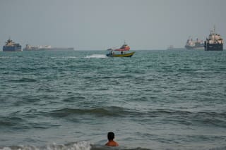 Irán afirma que atacó barco de EE.UU. en el estrecho de Ormuz, en plena escalada de combates