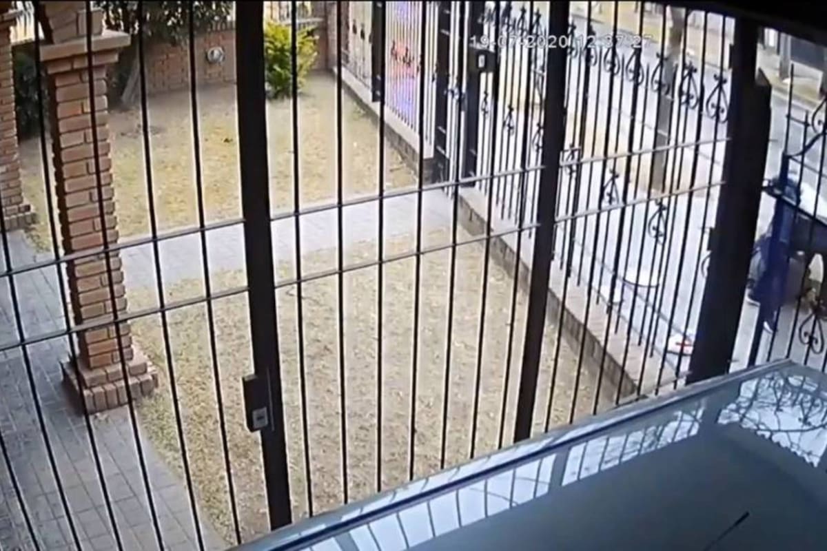 Un nene de cinco años le pegó a un ladrón para defender a su mamá de un robo