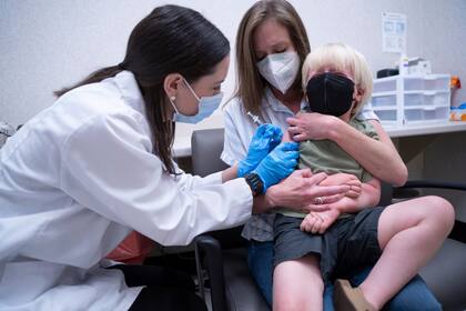 Un niñito recibe una vacuna contra el coronavirus en Lexington, Carolina del Sur, el 20 de junio del 2022.  (Foto AP/Sean Rayford)