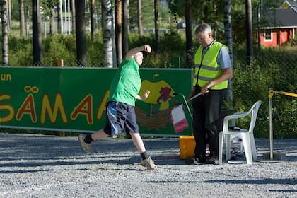 Un niño arroja un celular, en una de las categorías del Mobile Phone Throwing que se realiza Finlandia
