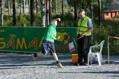 Un niño arroja un celular, en una de las categorías del Mobile Phone Throwing que se realiza en Savonlinna, Finlandia