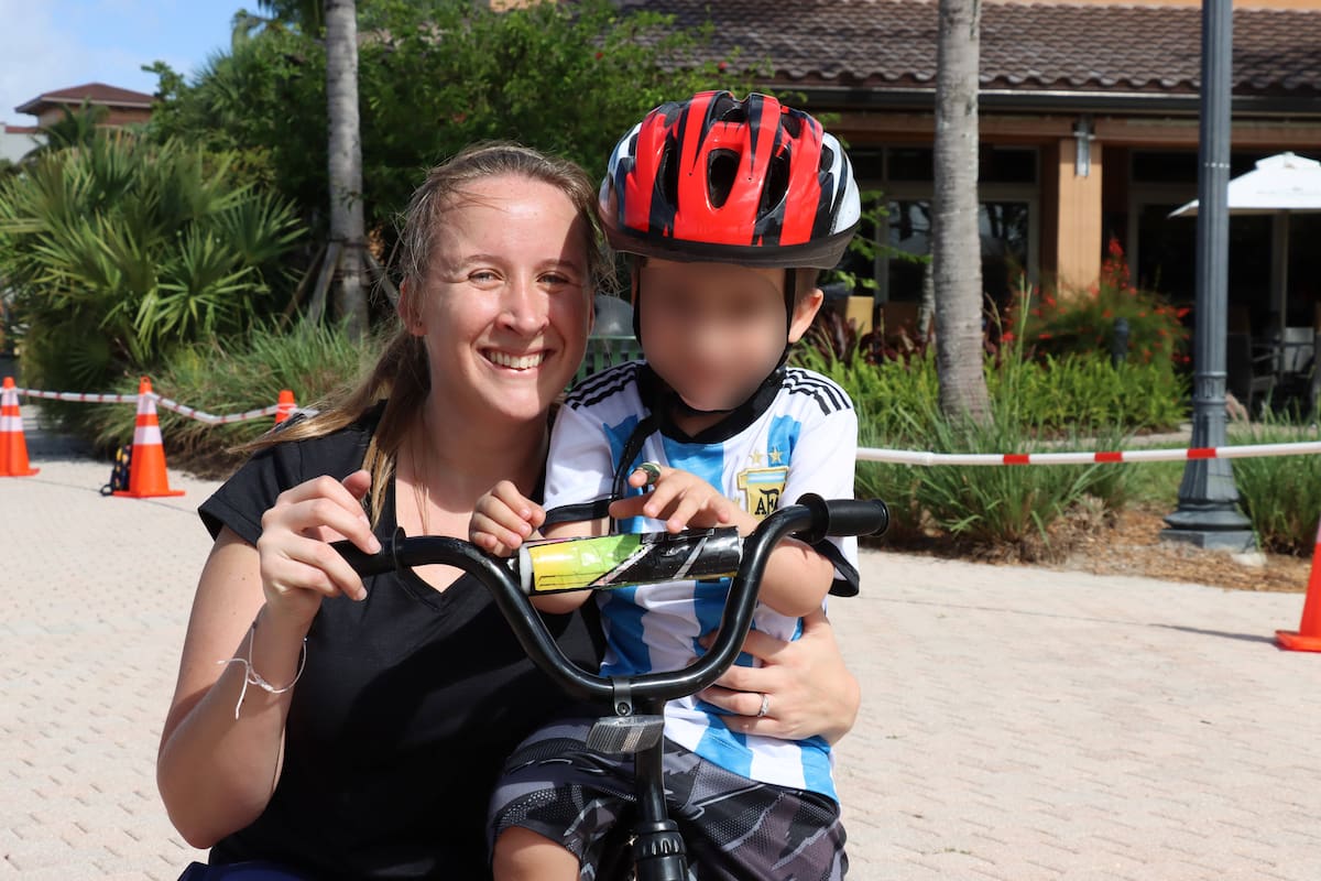 Un niño con la camiseta de la selección argentina durante una actividad pública en la ciudad de Weston, Florida