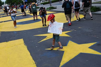 Un niño con un cartel en la recién proclamada "Black Lives Matter Plaza", cerca de la Casa Blanca