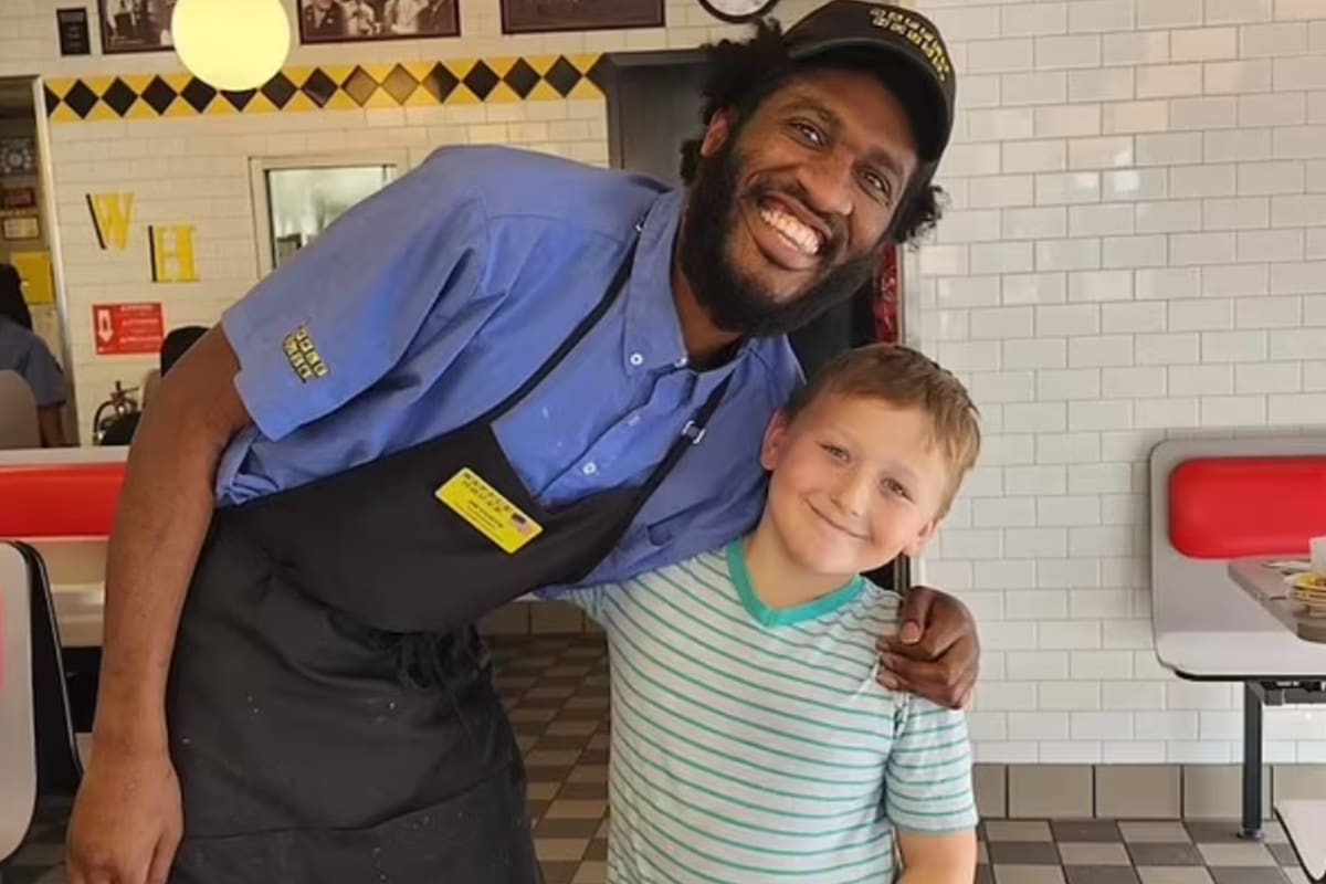 Un niño de 8 años ayudó al mozo que lo atendía todas las mañanas